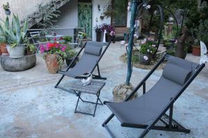 un grupo de sillas sentadas en un patio con flores en Studio Malou, cuisine, salle d'eau, terrasse amenagée, en Olliergues 39 fotos más