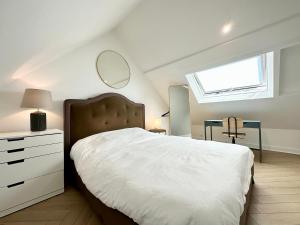 a bedroom with a bed and a mirror and a window at Lovely ! Duplex de standing neuf – 250m des plages in Larmor-Plage