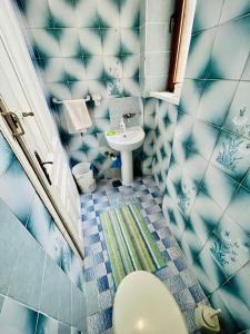 een badkamer met een wit toilet en een wastafel bij Apartman Katedrala in Sarajevo