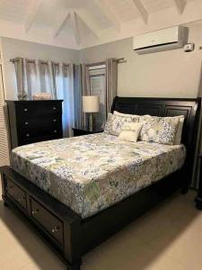 a bedroom with a large bed with a dresser and a bed sidx sidx sidx at Villa Exclusive in Richmond
