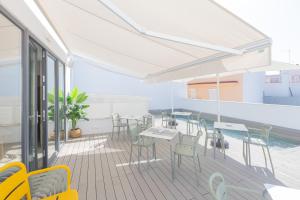 een balkon met tafels en stoelen en een zwembad bij Soho Boutique Columela in Cádiz