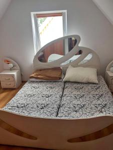 Agroturystyka u Koziołka في Długowola: غرفة نوم مع سرير مع اللوح الأمامي كبير