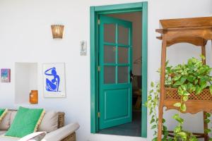 a green door in a living room with a couch at Casa El Patio Teseguite in Teseguite