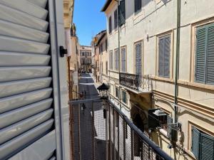 een balkon met uitzicht op een straat bij appartamento velletri centro in Velletri