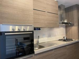 een keuken met een kookplaat, een oven en een wastafel bij appartamento velletri centro in Velletri