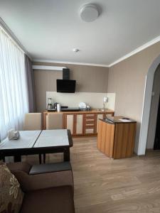 salon ze stołem i kuchnią w obiekcie Готель "Дубно" w mieście Dubno