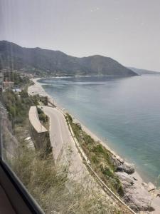- une vue sur la plage et l'océan depuis un train dans l'établissement Appartamento Vico Matrice, à Gioiosa Marea