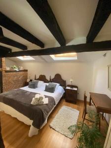 um quarto com uma cama grande e piso em madeira em Casa parejas La casa de Quintanilla 1 em Quintanilla las Torres