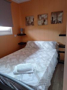 トッサ・デ・マールにあるApartment Tossa Villageのベッドルームにタオル2枚が付いたベッド1台