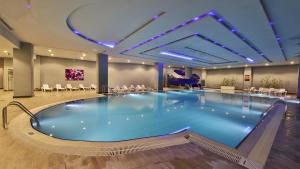 a large swimming pool in a hotel room at Sivas Termal'de Teraslı ve Şık 1+1 Daire in Sivas