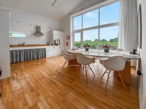 cocina con mesa y sillas y ventana grande en Yew Tree Barn - Hw7737, en Usk