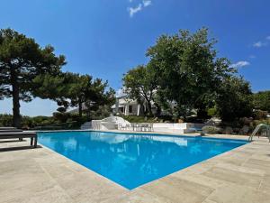 Bazén v ubytování Villa Oasis with Large Pool Athenian Riviera Lagonissi nebo v jeho okolí