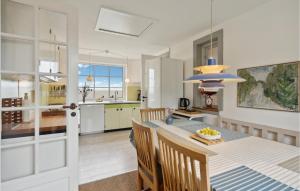 Ett kök eller pentry på Cozy Home In Lundby With Kitchen