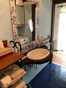 ein Badezimmer mit einem Waschbecken und einem großen Spiegel in der Unterkunft La casa nel bosco in Gorizia