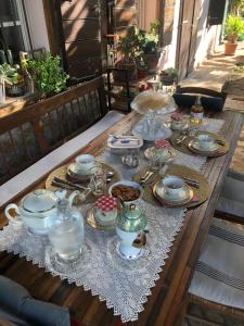 einen Tisch mit Tellern und Geschirr darüber in der Unterkunft La casa nel bosco in Gorizia