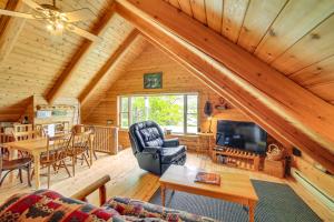 Posezení v ubytování Lakefront Cabin with Dock, Grill, 8 Mi to Munising!