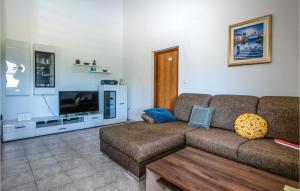 Kavran的住宿－Cozy Home In Kavran With Wifi，带沙发和电视的客厅