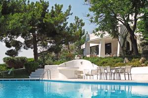 Bazén v ubytování Villa Oasis with Large Pool Athenian Riviera Lagonissi nebo v jeho okolí