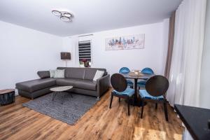 un soggiorno con un divano e un tavolo di CityWohnungFN a Friedrichshafen Altre 23 foto