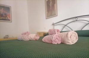 un par de toallas encima de una cama en Villa Zagara, en Domus de Maria