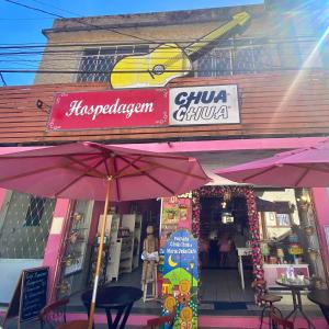 un magasin avec un panneau pour un magasin avec des parapluies dans l'établissement Pousada Chuá Chuá, à Conservatória