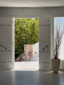 an open door with a vase in a room at Aspalathras White Hotel in Chora Folegandros