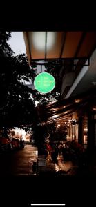 un panneau vert suspendu du côté d'un bâtiment dans l'établissement The Meeting Place, à Hô-Chi-Minh-Ville