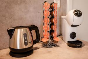 Vakantiewoning op steenworp afstand van strand en havens في يرسك: آلة صنع القهوة و وعاء القهوة على منضدة