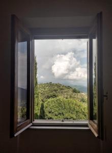 ventana con vistas a la montaña en La casa del Pastore, en Rutino