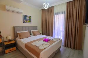Een bed of bedden in een kamer bij Mykonut Boutique Suites