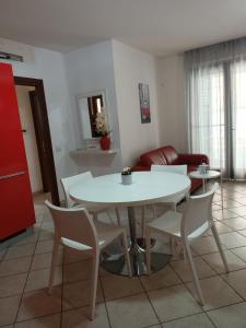 una mesa blanca y sillas en la sala de estar. en Il Nido Rosso, en Foligno