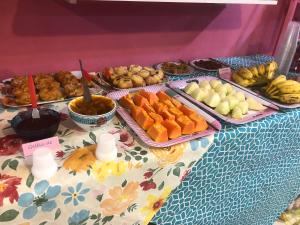 una mesa cubierta con muchos tipos diferentes de comida en Pousada Chuá Chuá en Conservatória