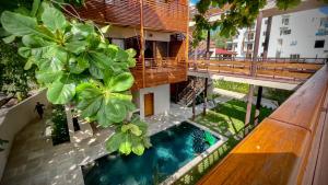 uma vista superior de uma piscina num edifício em Maison Ylang Dive Center em Nosy-Be