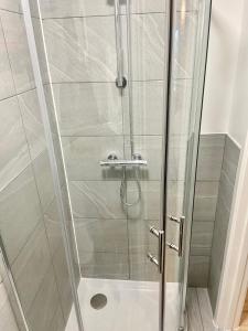 y baño con ducha y puerta de cristal. en London Studio Self Contained, Newly Furbished en Londres