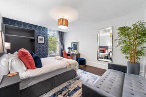 een slaapkamer met een bed en een groot raam bij Host & Stay - Princes Park Abode in Liverpool