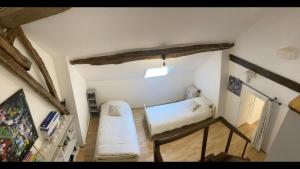 Ένα ή περισσότερα κρεβάτια σε δωμάτιο στο Guédelon 10 min Linge fourni Gîte MGB +13 φωτογραφίες