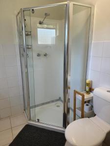 Phòng tắm tại Affordable Inn