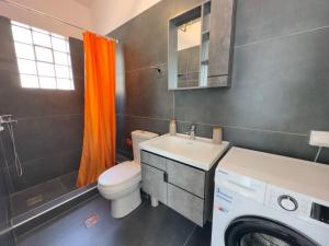 een badkamer met een toilet en een wasmachine. bij Villa Μyrtali in Meganisi