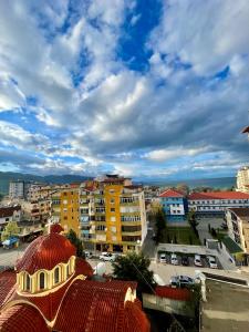 een uitzicht op een stad met gebouwen en een hemel bij Tola Apartaments in Pogradec