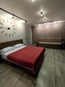 sypialnia z łóżkiem i zegarem na ścianie w obiekcie Lux apartment in city center w mieście Krzemieńczuk