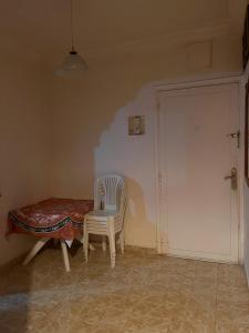a room with a table and a chair and a door at Appartement 19 in Safi