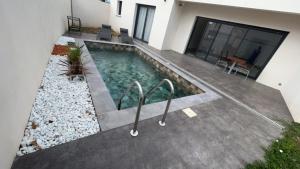 a swimming pool in the middle of a house at Magnifique villa haut standing in Gignac