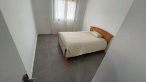 a small bedroom with a bed and a window at Magnifique villa haut standing in Gignac