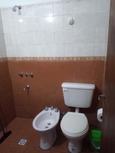 ein Bad mit einem WC und einem Waschbecken in der Unterkunft Hostal Tia Dora in San Salvador de Jujuy