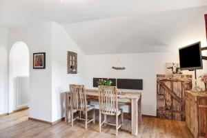 a dining room with a wooden table and chairs at Aschaubichl - Wohnung Anemone in Grainau