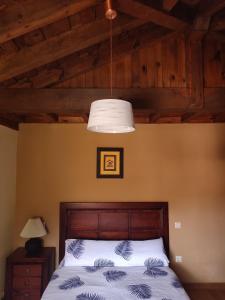 a bedroom with a bed and a ceiling with a light at Los Secretos de Lua 