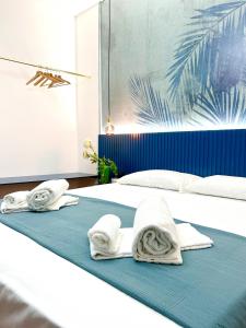 een slaapkamer met twee bedden met handdoeken erop bij The Apartment Agrigento in Agrigento
