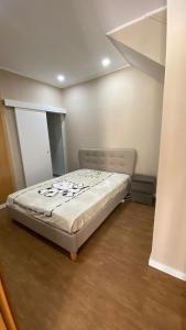 ein Schlafzimmer mit einem Bett in der Ecke eines Zimmers in der Unterkunft Varandas de Troia in Troia