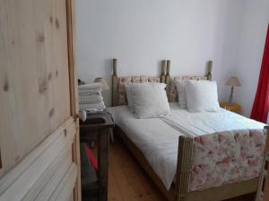 オービニャンにあるLe mas Lou Caïroun, un paradis en Provenceのベッドルーム1室(白いシーツと枕のベッド2台付)