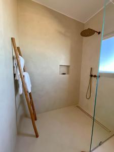 ein Bad mit einer Leiter und einer Dusche in der Unterkunft Maison Ylang Dive Center in Nosy Be